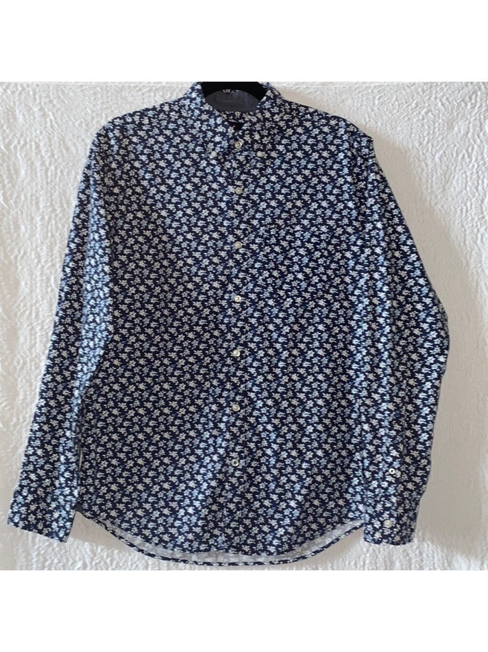 American Eagle Outfitters Classic Fit Floral Print Long Sleeve Button Down Shirt
